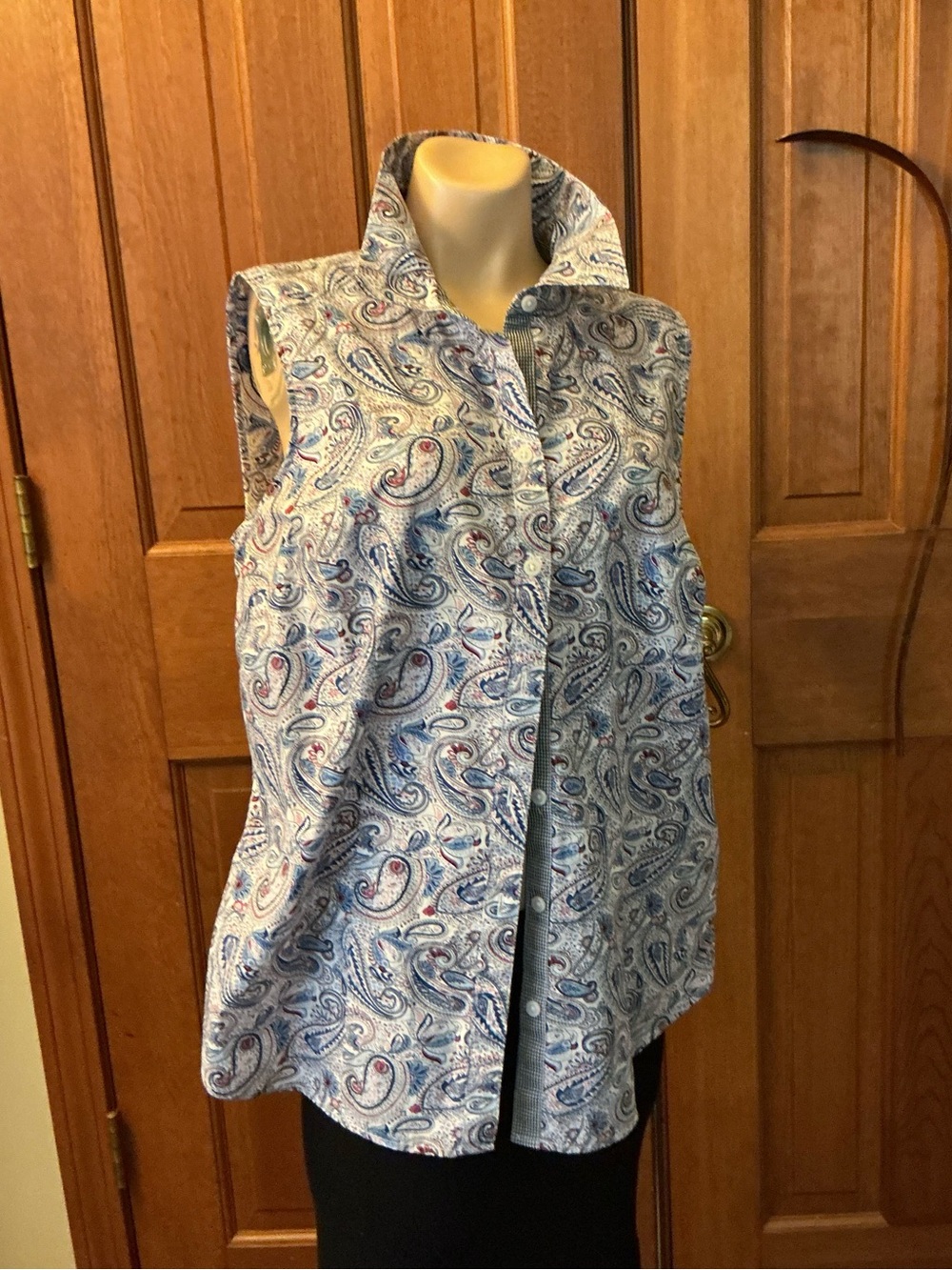 Croft and barrow Sleeveless Paisley Button-Front Top in Blue , red and White